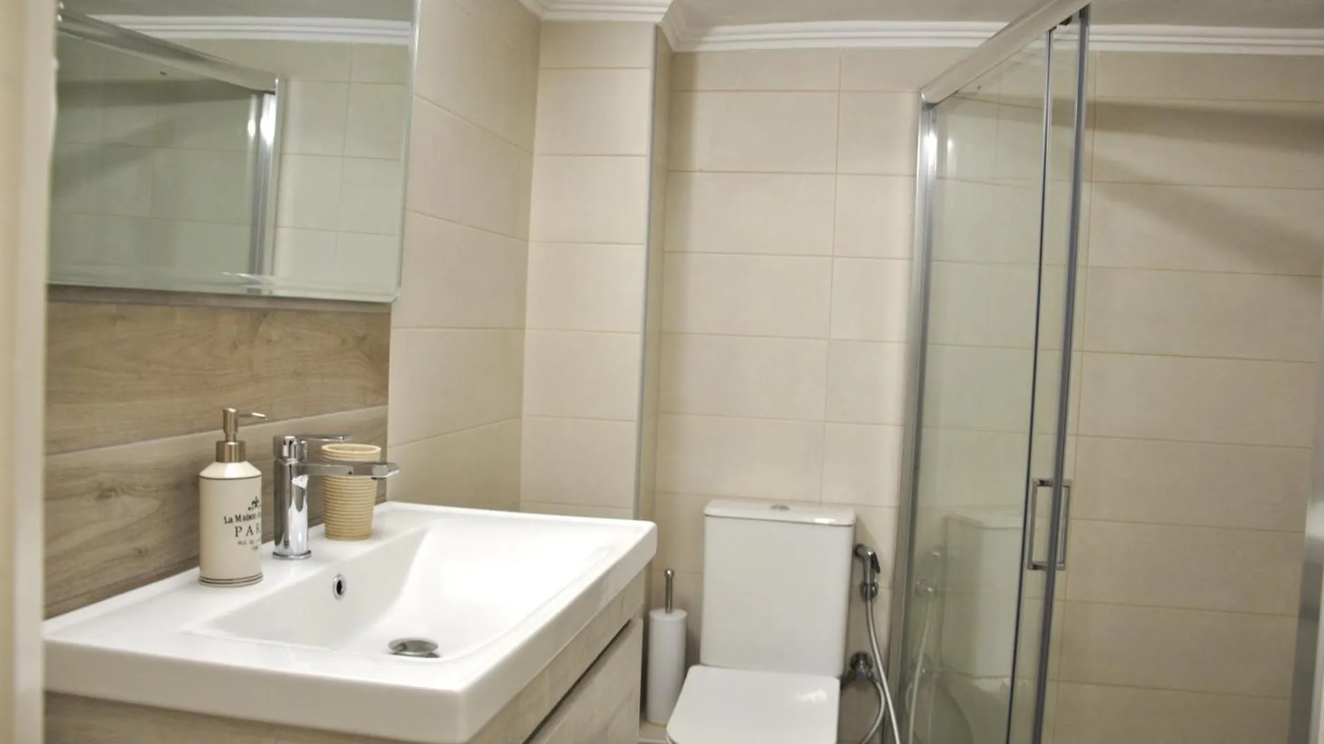 4 Seasons Breeze / Thessaloniki Apartment Greece
