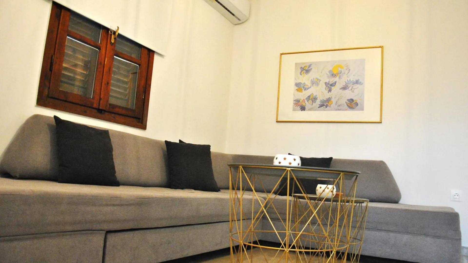 4 Seasons Breeze / Thessaloniki Apartment