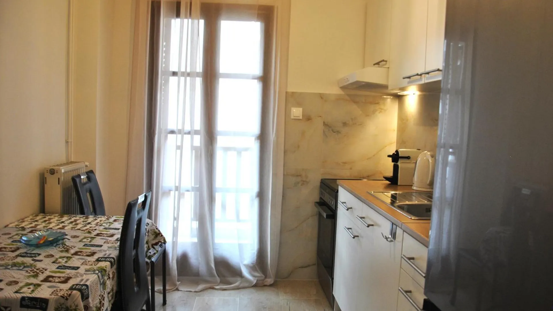 4 Seasons Breeze / Thessaloniki Apartment